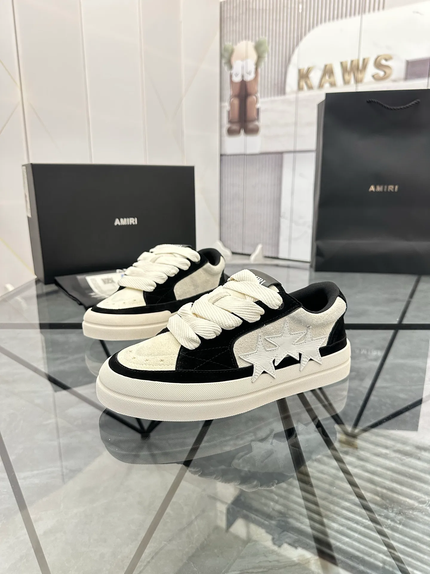 Men's shoes: 💰P600¥ Top quality in Guangzhou Product trademark: AMIRI* "Amir*" low-top casual shoes Regular size: 39-44 (can be customized to 45) Product material: Upper imported first-layer cowhide spliced ​​nubuck leather, breathable lining, original outsole. Number: 525